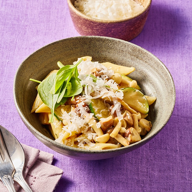Penne met paddenstoelen, courgette en Parmezaanse kaas Penne met paddenstoelen, courgette en Parmezaanse kaas